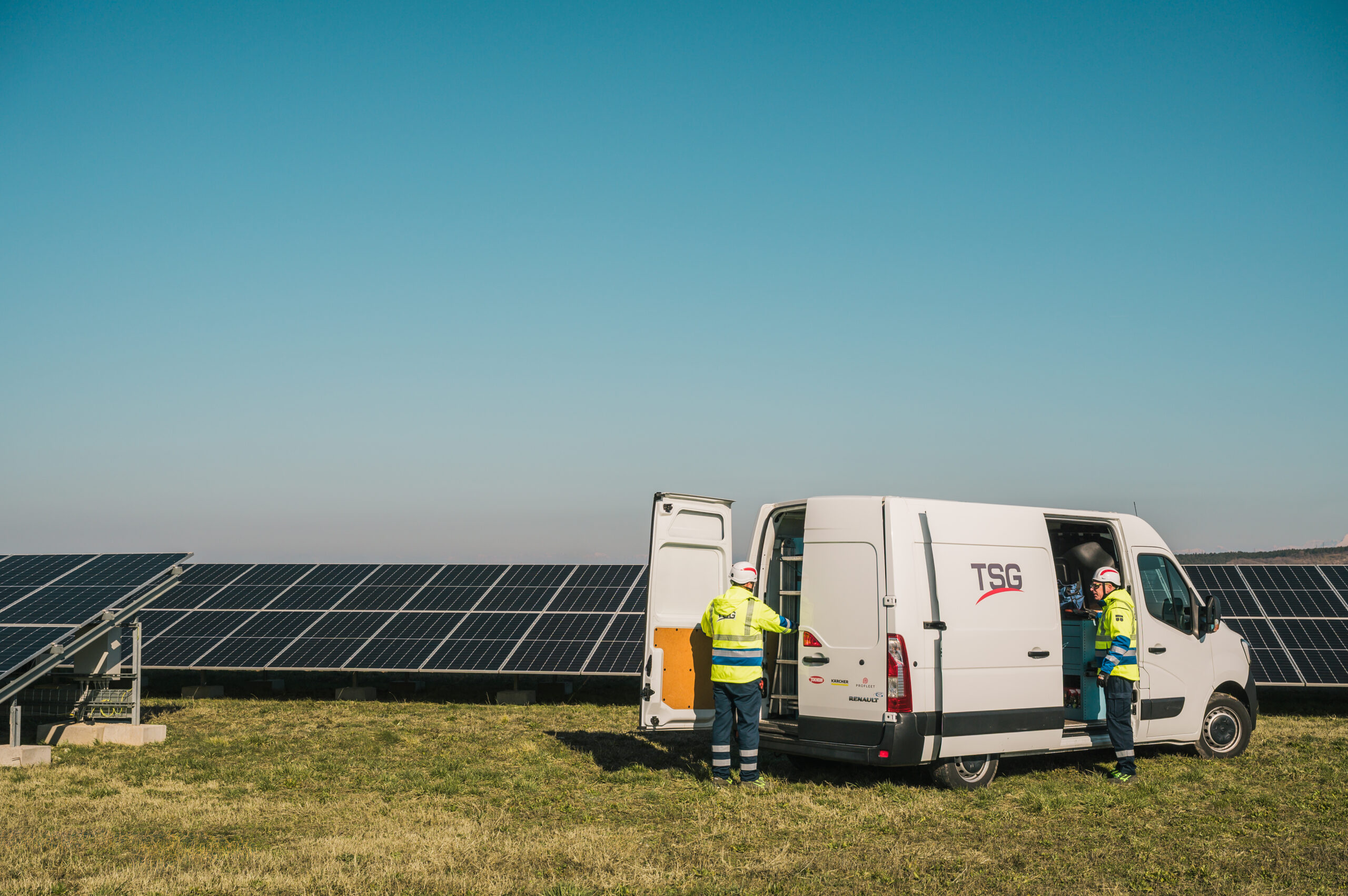TSG-Solaire-solarfarm-technicians-van-2